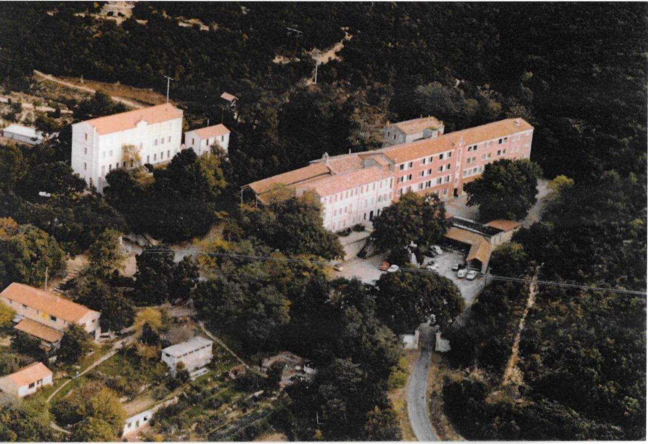 بيت شباب Prime Combe Fontanes  المظهر الخارجي الصورة